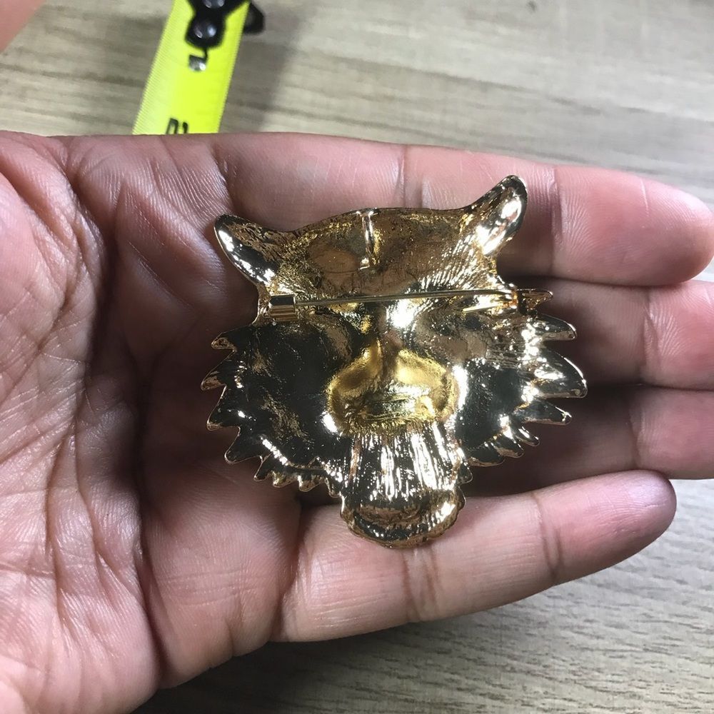 Sparkling Rhinestone Gold Tiger Brooch with Emerald Eyes - Picture 3 of 5